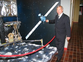 Prof. Churyumov mit einem Modell von Philae